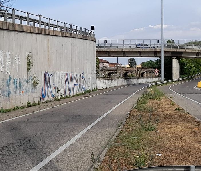 Si lancia dall'ambulanza e dal ponte