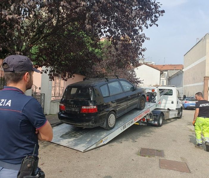 Vercelli: Porta Torino, controlli a tappeto dopo la rapina. Polizia in strada e rimozione delle auto abbandonate