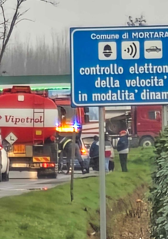 La lunga colonna di veicoli questa mattina (lunedì) sulla provinciale 494