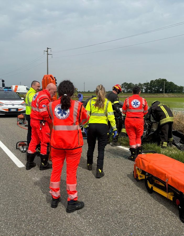 Lomello: esce di strada con l'auto sulla statale 756, grave una 38enne