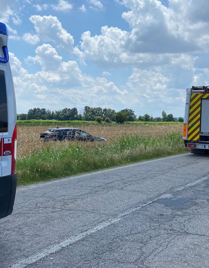 Gambarana: escono di strada con l'auto sulla provinciale 4, illese due persone