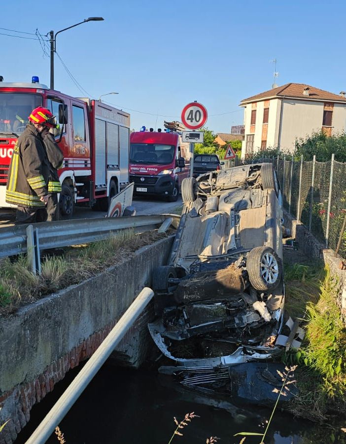 Pieve del Cairo: si ribalta con l'auto sulla provinciale, 46enne trasportato con l'elicottero in ospedale