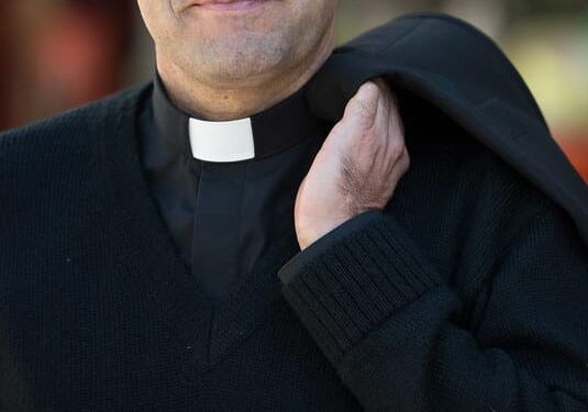 Pavia, prete ricattato da donna rumena