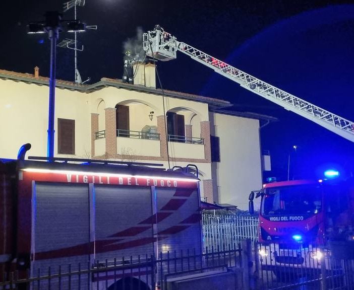 Casorate Primo: incendio in una canna fumaria, intervengono i Vigili del fuoco