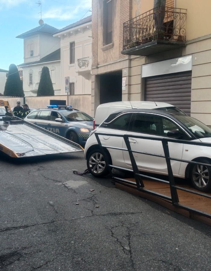 Vigevano: sbanda con l'auto, ne colpisce altre due e finisce sul dehors. Soccorso un 28enne