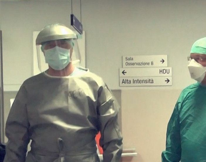 Negli ospedali le mascherine restano obbligatorie