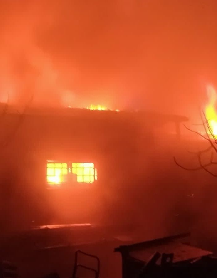 Cava Manara: capannone di un officina divorato dalle fiamme, Vigili del fuoco impegnati per 4 ore