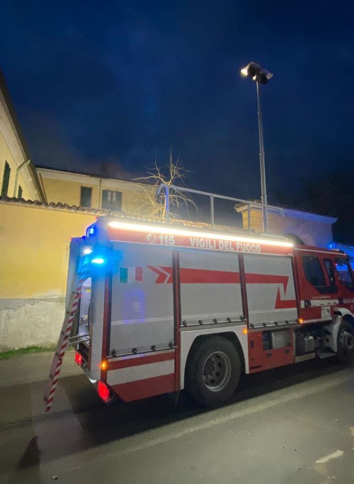 Zinasco: fiamme sul tetto di una villa, allertate due squadre di Vigili del fuoco
