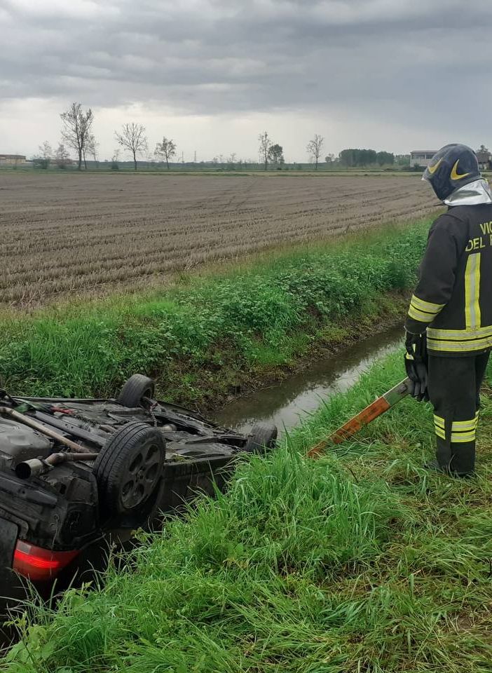 Mortara: esce di strada con l'auto sulla provinciale 192, illeso un 25enne