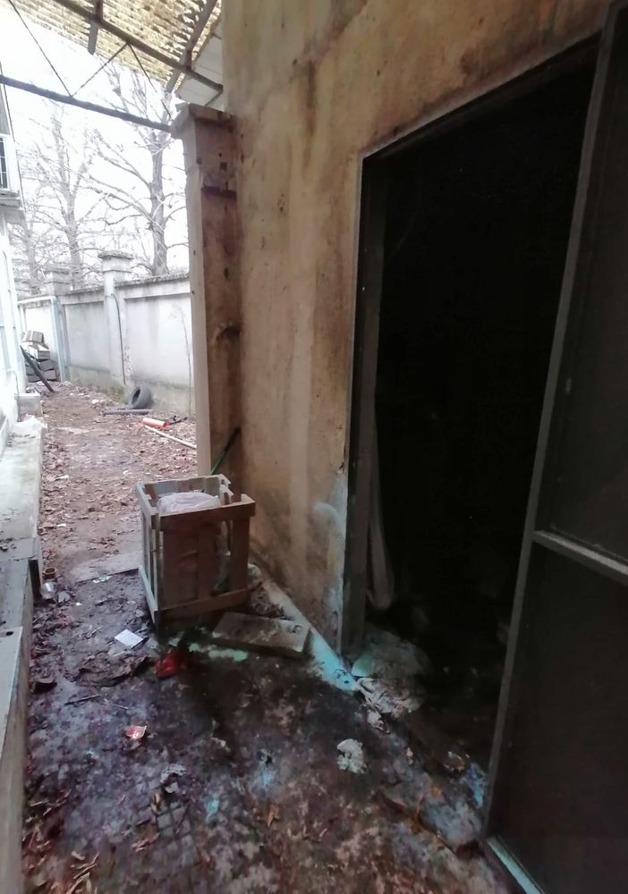 (Nella foto il magazzino abbandonato dove si è verificato l'incendio)
