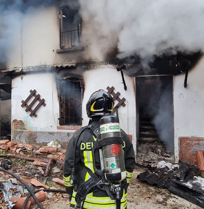 Oltrepò: le fiamme divorano un'abitazione a Colli Verdi