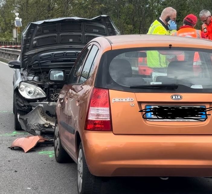 Vigevano: scontro tra auto sul ponte del Ticino, ferite due persone