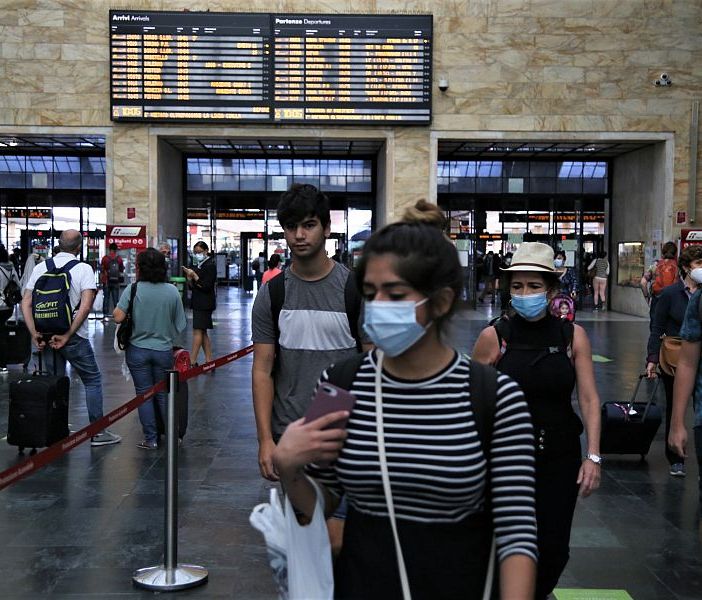 Covid, ecco le nuove regole per treni, bus e taxi