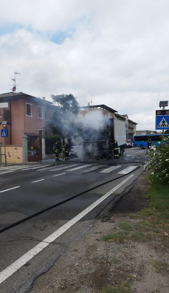Pavia: camion frigo divorato dalle fiamme in viale Brambilla