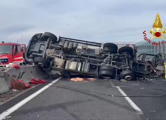 Schianto in A1, 4 veicoli a fuoco e due vittime
