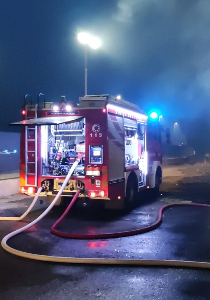 - (VIDEO) - Corana: in fiamme un capannone con materiale agricolo