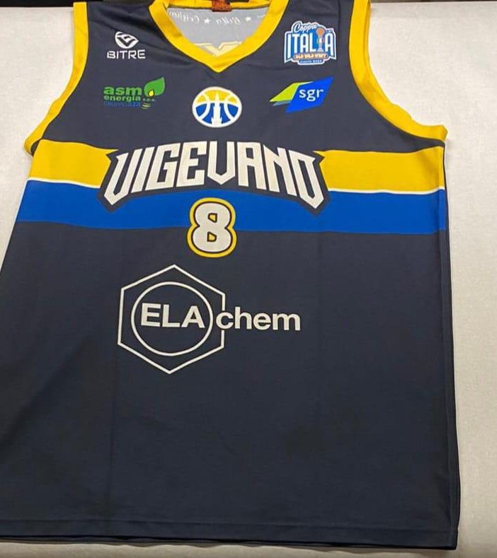 Basket: le maglie della storica promozione in serie A2 all'asta per sostenere le trasferte dei tifosi gialloblu