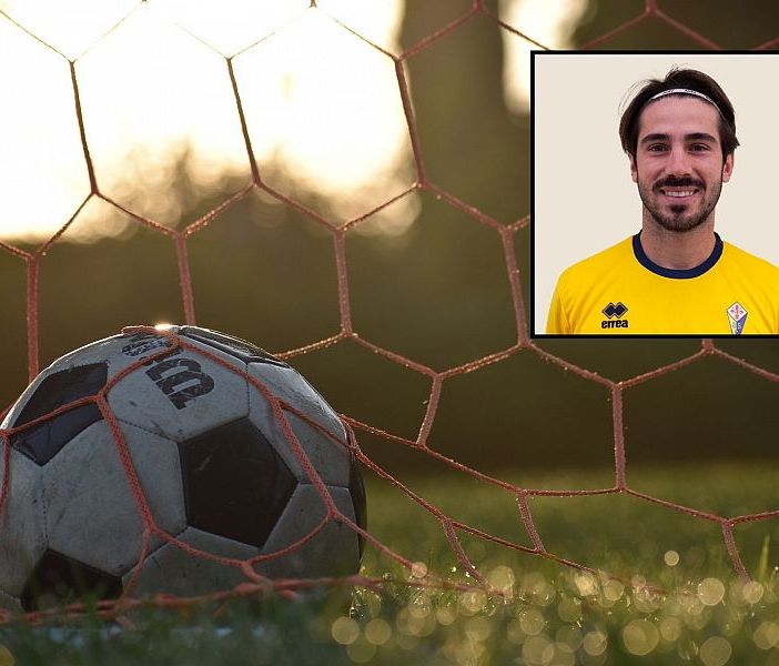 Mattia Giani (nel riquadro) si è sentito male nel campo di calcio durante la partita