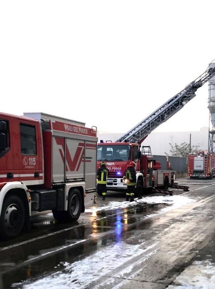 Rogo nella notte in un'azienda di Mortara, sul posto diverse squadre di Vigili del fuoco