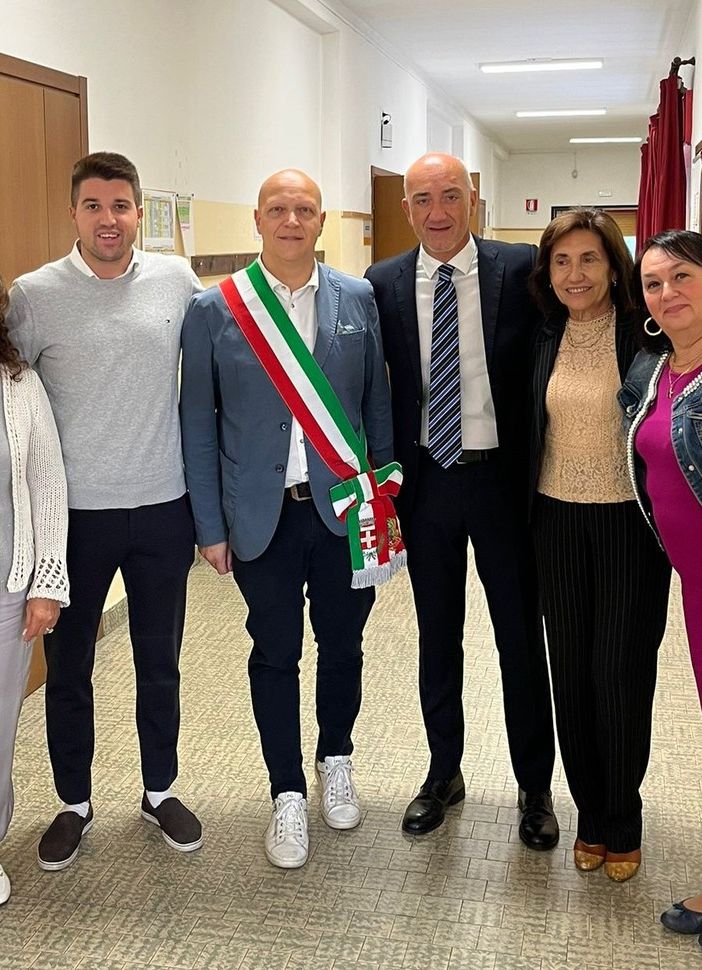 Da sx: Franca Autelli (consigliera comunale), Riccardo Invernizzi (Assessore Pubblica Istruzione), Simone Molinari (Sindaco), Presidente Le Vele, Livia Andolfi (Dirigente Le Vele) e insegnate Le Vele