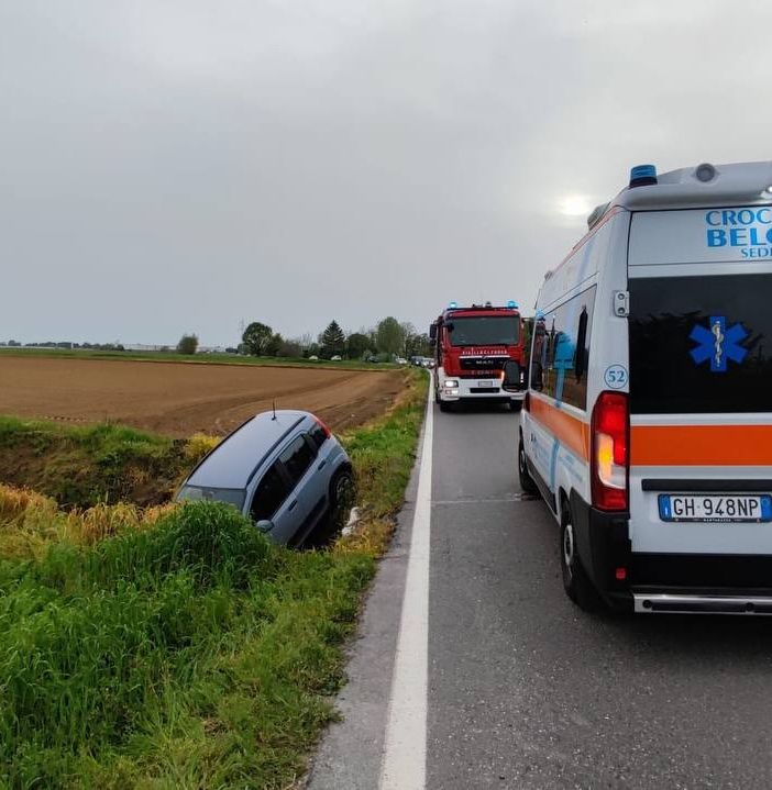 Albuzzano: auto fuori strada sulla provinciale 35, soccorsi due giovani