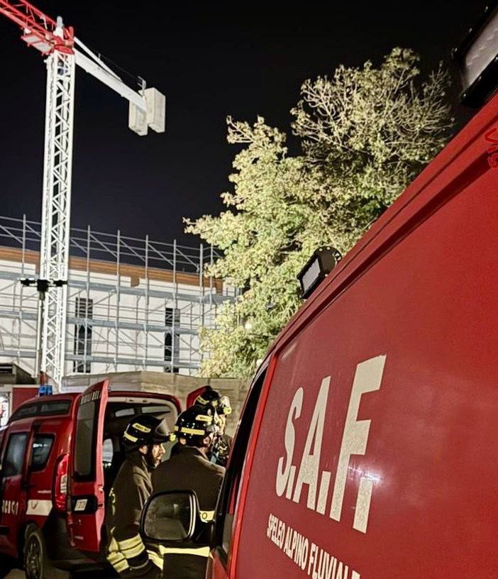 Pavia: uomo si arrampica su una gru in via Treves, intervengono i Vigili del fuoco