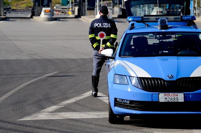 Scontri fra tifosi, domenica di follia sull'A1: un ferito, traffico bloccato e 15 chilometri di code