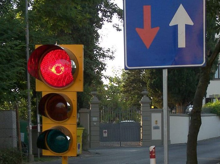Novara: esasperato dalle code, scaraventa semaforo nei campi