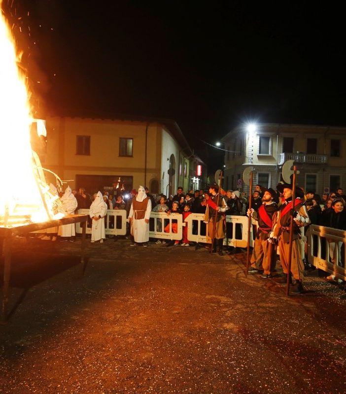 Brucia la Bella Pierina al Carnevale di Candia. Le immagini