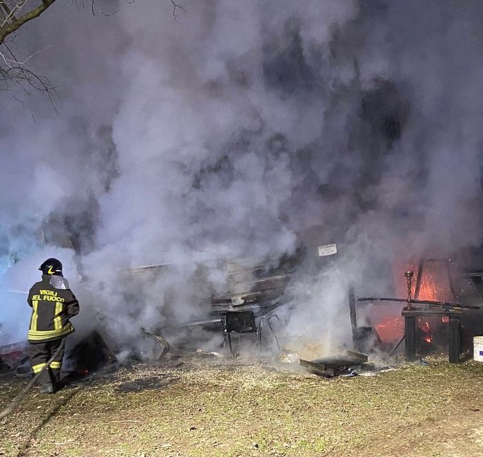 Lomello: rogo di una baracca sulla provinciale 211, i Vigili del fuoco domano le fiamme in 2 ore