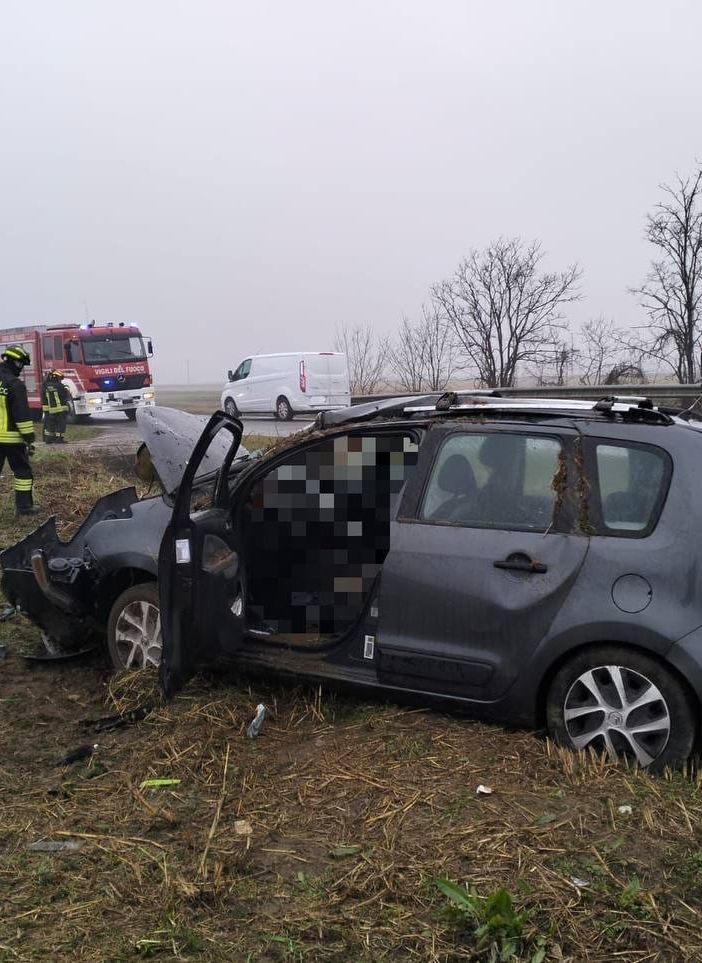 Albonese: esce di strada con l'auto in via Grocco, ferita una 75enne