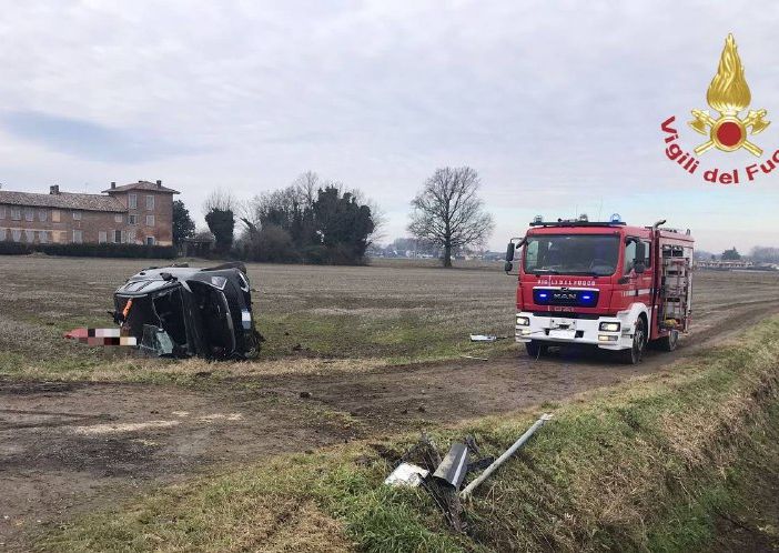 Travacò Siccomario: esce di strada con l'auto e finisce in un campo, 64enne trasportato al San Matteo