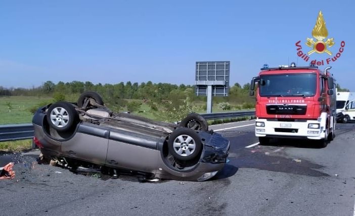 Incidente sul raccordo autostradale Pavia-Bereguardo, le immagini dei soccorsi