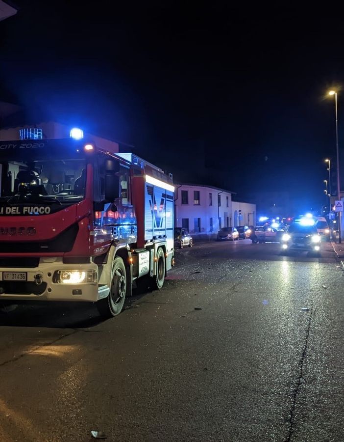 Pavia: scontro tra auto in viale Partigiani, soccorse 5 persone