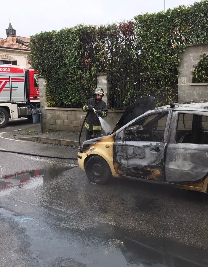 Sant'Alessio con Vialone: auto divorata dalle fiamme, danni ingenti ma nessun ferito