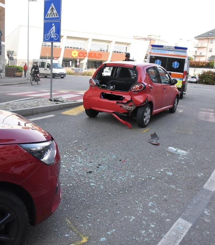 Vigevano: tamponamento tra due auto alla rotatoria di viale Mazzini