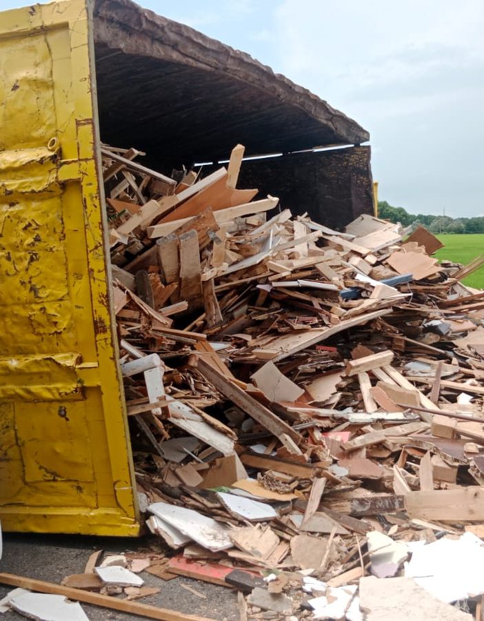 Ceretto: camion si ribalta sulla provinciale 26, strada chiusa per alcune ore. Feriti lievemente due 36enni