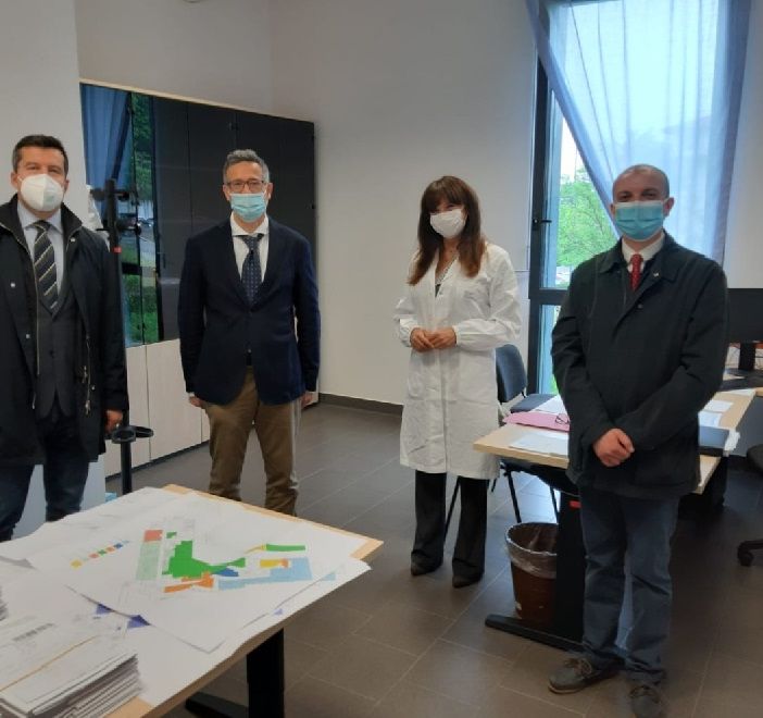 Il Commissario Straordinario di ASST Pavia, Dott. Marco Paternoster, con il Direttore Medico di Presidio Dott.ssa