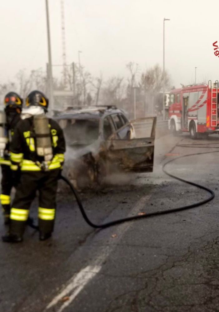 Siziano: auto distrutta dalle fiamme, intervento dei Vigili del fuoco