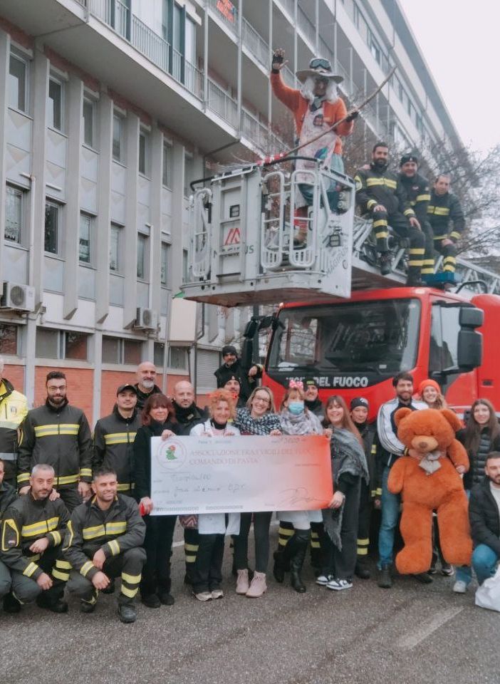 Pavia, i Vigili del fuoco portano doni ai bimbi ricoverati nel reparto di pediatria del San Matteo