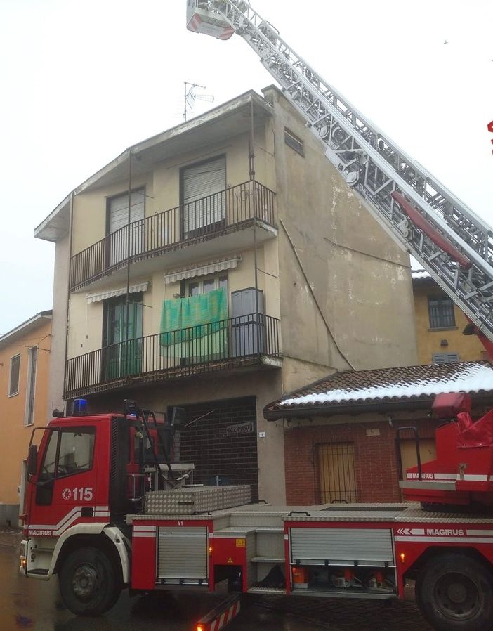 Gambolò: intervento dei Vigili del Fuoco per rimuovere le parti di un edificio pericolante