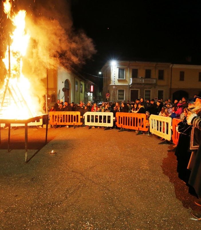 Candia, grande successo a Carnevale per il tradizionale rogo della Bella Pierina. Le immagini
