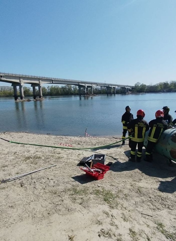 Broni: i Vigili del fuoco bonificano un serbatoio di GPL sull'argine del Po