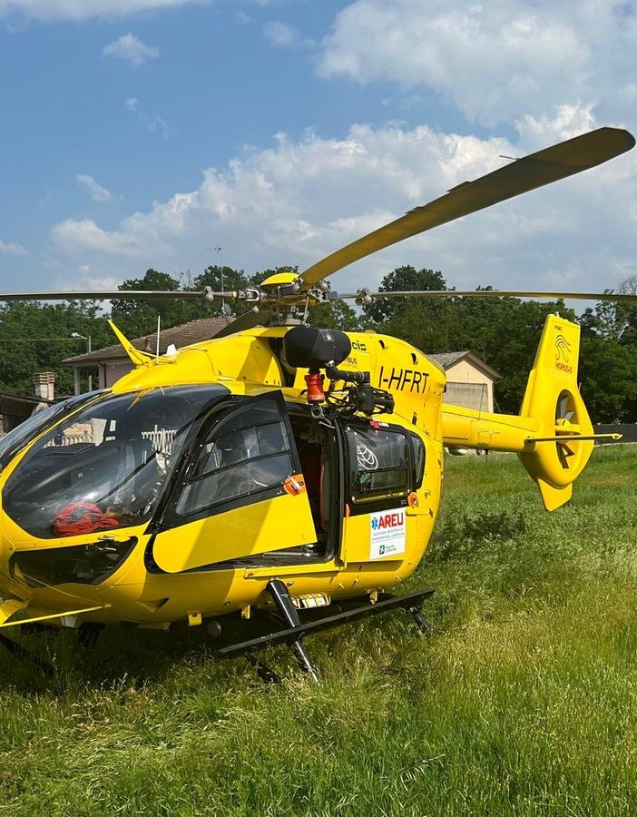 Dorno: cade da circa 2 metri di altezza mentre sta tinteggiando, 71enne trasportato in elicottero all'Humanitas