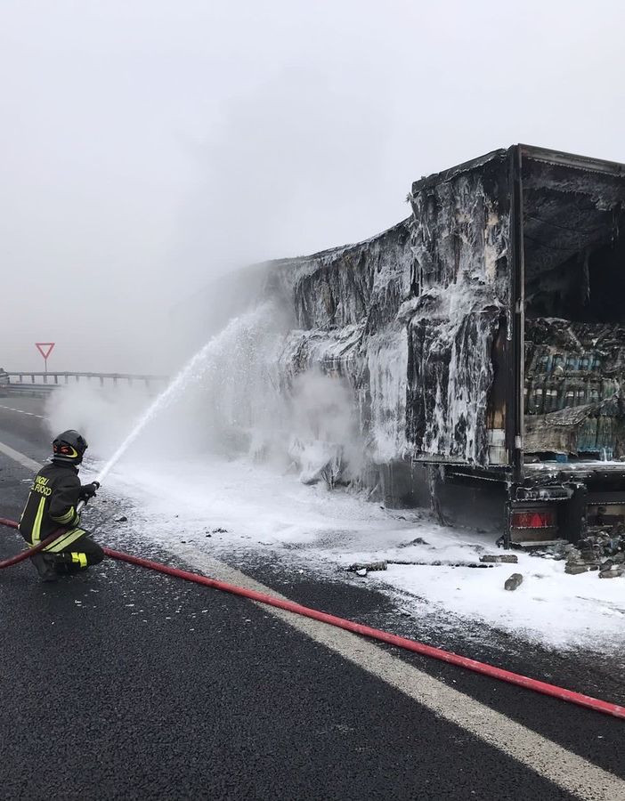 Binasco: le fiamme divorano un semirimorchio sull'autostrada A7