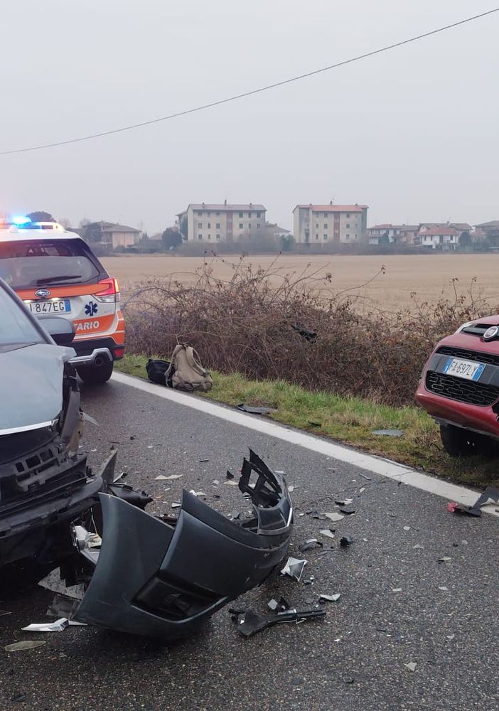 Pavia: scontro tra auto in via Fossarmato, soccorse 4 persone