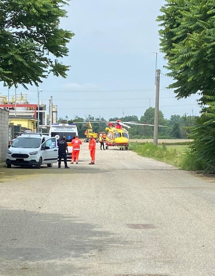 Sannazzaro: operaio 53enne accusa un malore mentre lavora in ditta, intervengono due colleghi con il defibrillatore