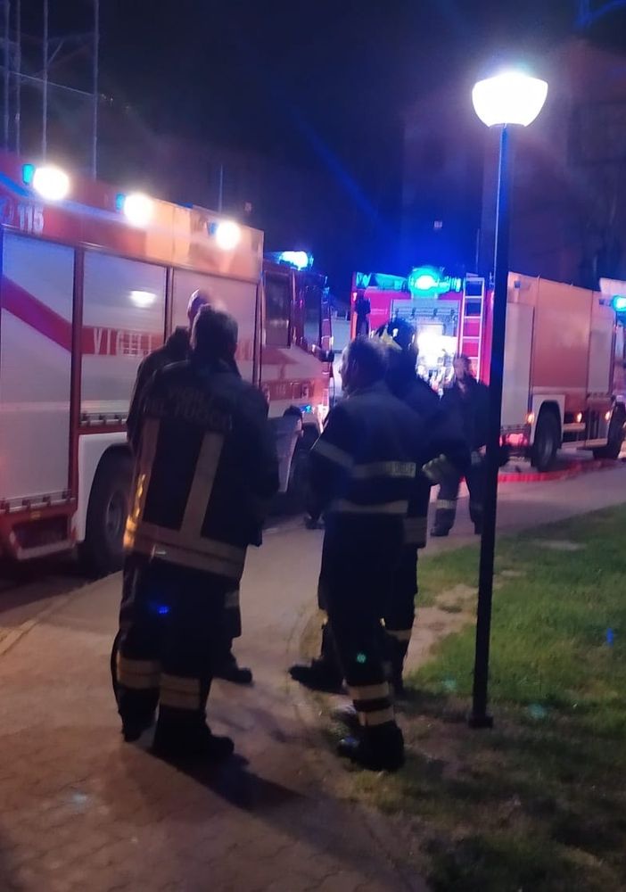 Vigevano, le immagini dell'incendio nella palazzina di via Foscolo