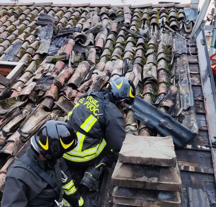 Certosa di Pavia: incendio su un tetto, i Vigili del fuoco limitano i danni