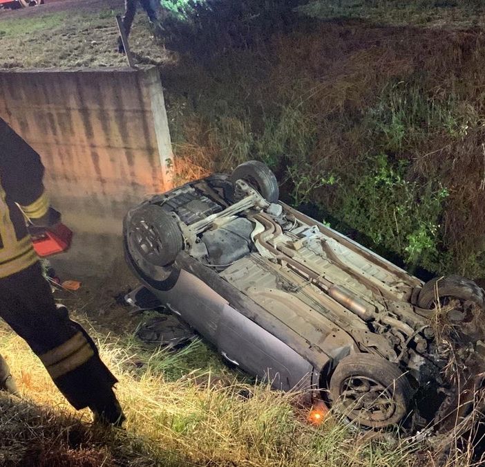 Pavia: auto si ribalta in un fosso senza acqua, soccorse due donne
